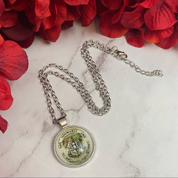 Harry Potter Hogwarts Vintage House Crest Pendant - Picture 3 of 12